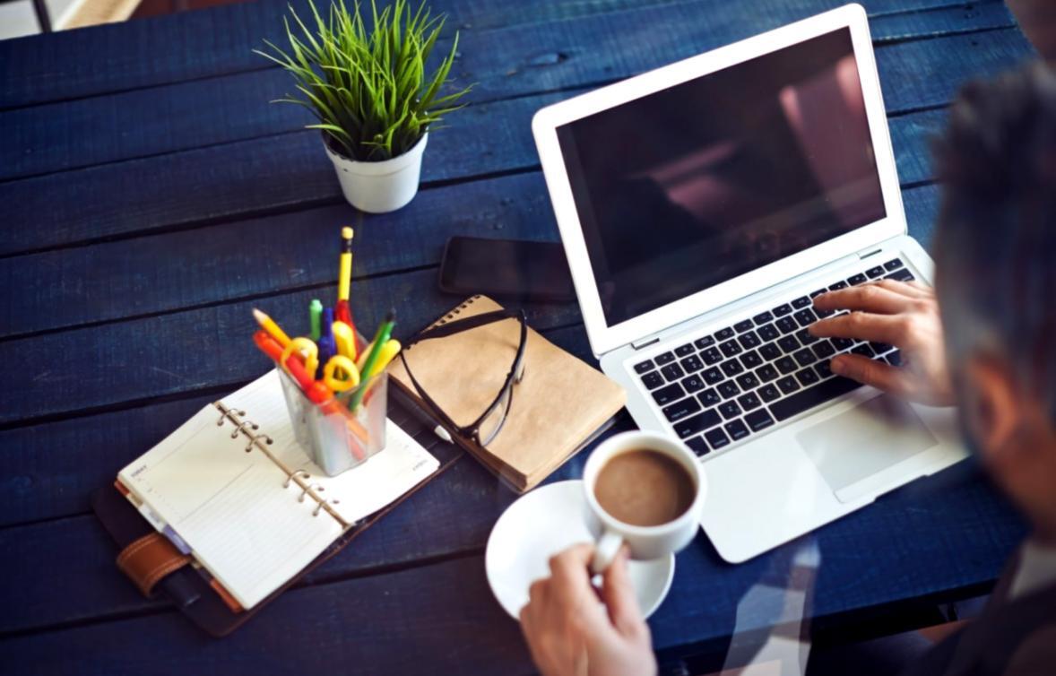 Programmierumgebung mit Code auf mehreren Bildschirmen